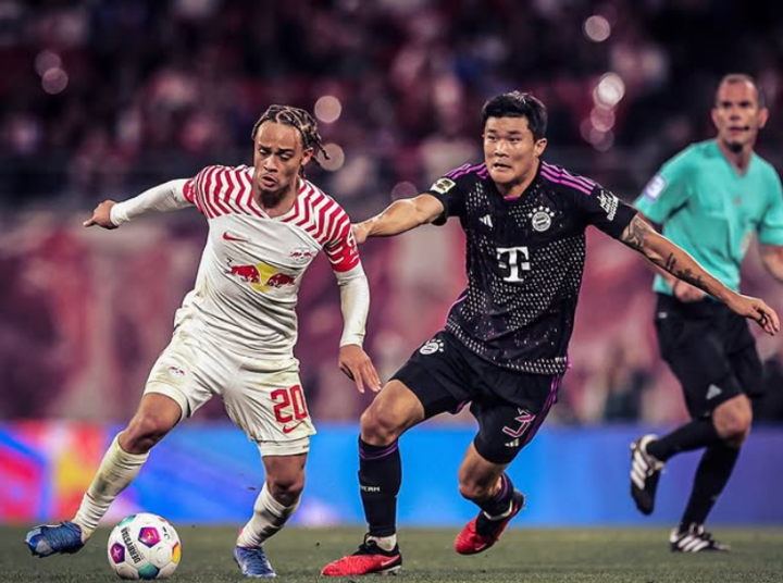 사비 시몬스(좌측)가 김민재와 볼을 겨루고 있다 