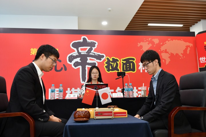 탄샤오 9단(왼쪽)과 쉬자위안 9단이 일전을 치르고 있다.(사진 한국기원 제공)