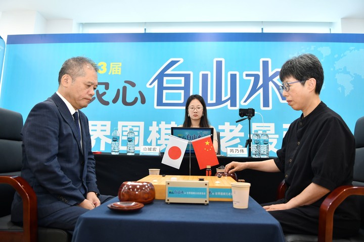 루이나이웨이 9단(오른쪽)이 야마시로 히로시 9단과 대국하고 있다.(사진 한국기원 제공)