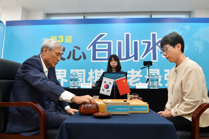 조훈현 9단(왼쪽)과 루이나이웨이 9단이 승부를 겨루고 있다.(사진 한국기원 제공)