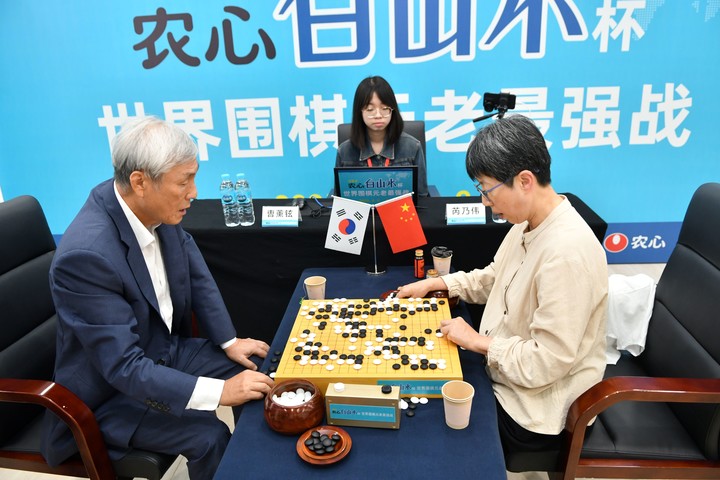 조훈현 9단(왼쪽)과 루이나이웨이 9단이 국후 복기를 하고 있다.(사진 한국기원 제공)