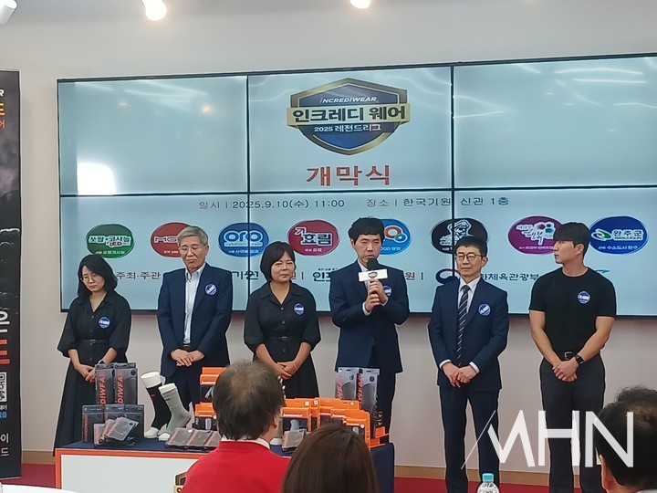 수소도시 완주의 주장 이창호 9단(오른쪽에서 세 번째)이 리그에 임하는 각오를 전하고 있다.(사진 MHN 엄민용 선임기자)