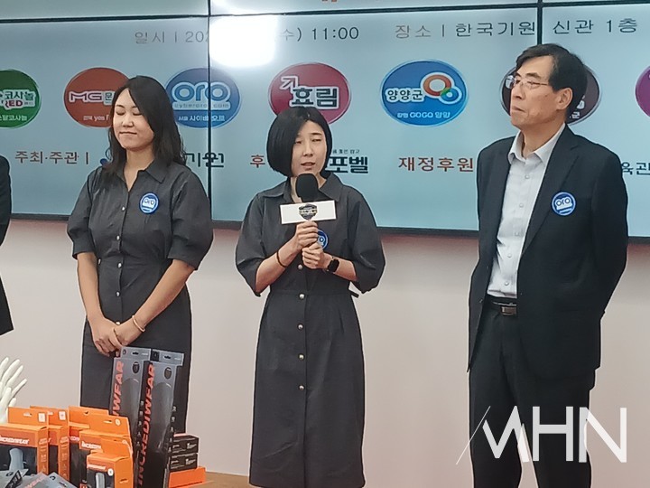 신생팀 사이버오로의 주장을 맡은 ‘바둑 여전사’ 박지은 9단(가운데)이 리그에 출전하는 소감을 전하고 있다.(사진 MHN 엄민용 선임기자)