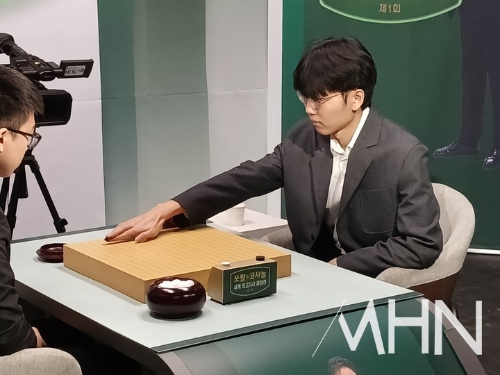 신진서 9단이 첫 수를 두고 있다.(사진 MHN 엄민용 선임기자)