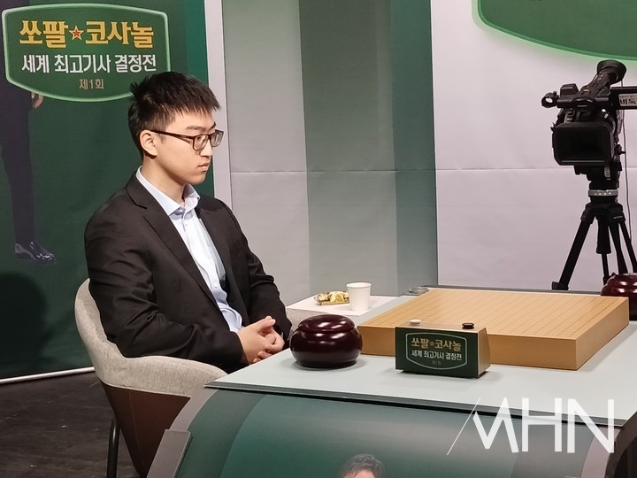 대국장에 먼저 들어와 신진서 9단을 기다리고 있는 투샤오위 9단.(사진 MHN 엄민용 선임기자)