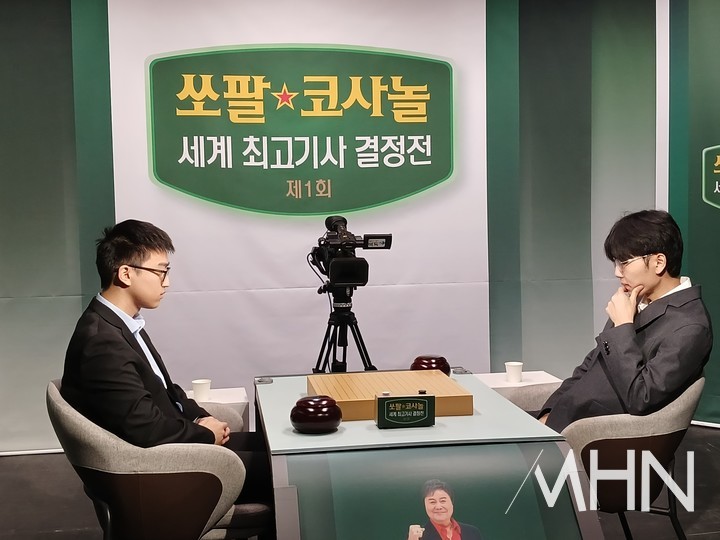 신진서 9단(오른쪽)과 투샤오위 9단이 대국을 기다리며 승부호흡을 가다듬고 있다.(사진 MHN 엄민용 선임기자)