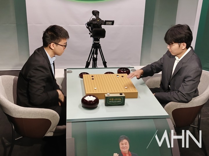 신진서 9단(오른쪽)과 투샤오위 9단이 일전을 벌이고 있다.(사진 MHN 엄민용 선임기자)