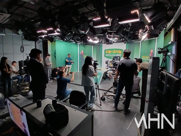 바둑TV 스튜디오를 후끈 달궈 놓은 취재 열기.(사진 MHN 엄민용 선임기자)