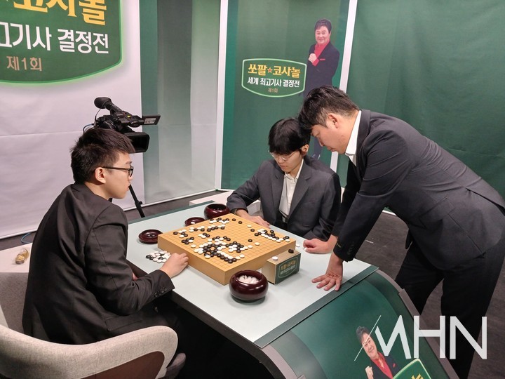 대국이 끝난 후 홍민표 감독이 지켜보는 가운데 신진서 9단(오른쪽)과 투샤오위 9단이 복기를 하고 있다.(사진 MHN 엄민용 선임기자)