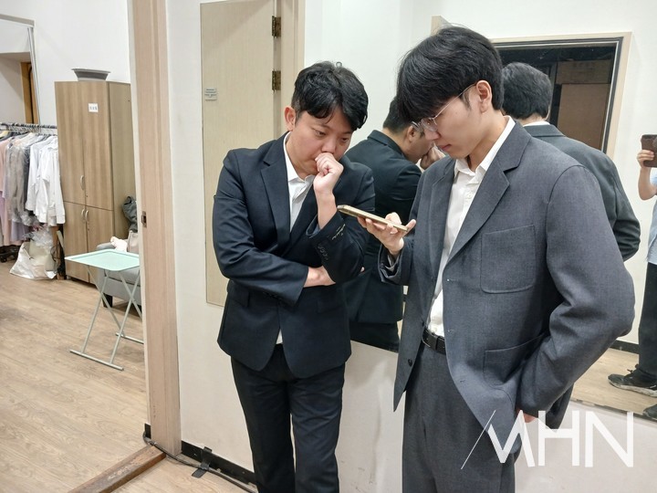 대국이 끝난 뒤에도 홍민표 감독과 복기에 여념이 없는 신진서 9단(오른쪽).(사진 MHN 엄민용 선임기자)