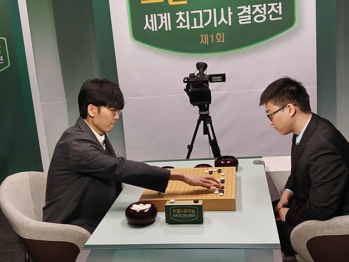 신진서 9단(왼쪽)과 투샤오위 9단이 일전을 벌이고 있다.(사진 MHN 엄민용 선임기자)