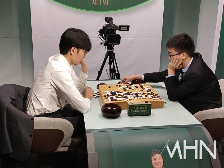 승부가 끝난 후 신진서 9단(왼쪽)과 투샤오위 9단이 복기를 하고 있다.(사진 MHN 엄민용 선임기자)