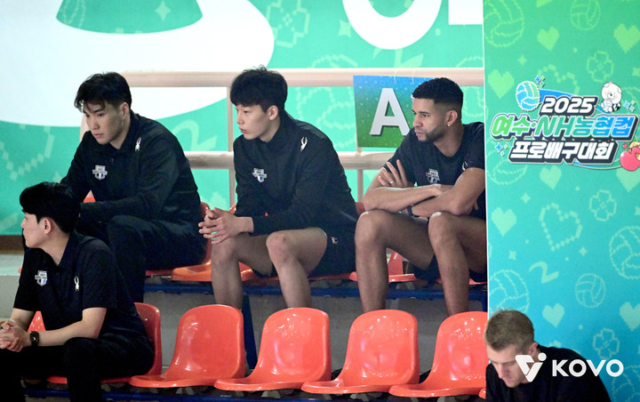 벤치에 앉아서 경기를 지켜보는 레오와 바야르사이한