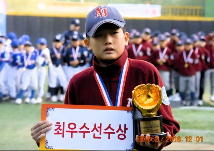2018 전국유소년야구대회에서 최우선수상(MVP)를 수상한 평택안중유소년야구단 출신 하동준(라온고)