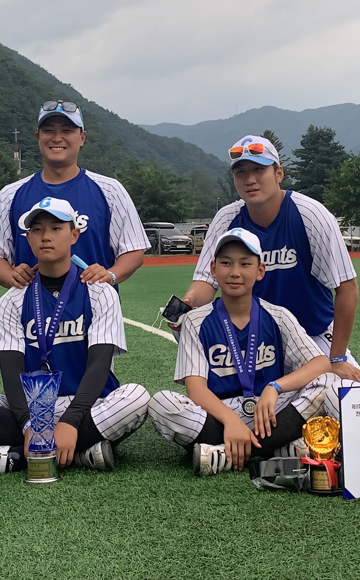 경기 일산자이언츠유소년야구단 출신 최현우(배명고, 사진右)와 이민준(휘문고, 사진左). 2020 제9회 인제군수배 전국유소년야구대회 준우승 후 기념촬영