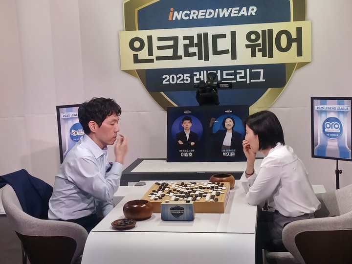 이창호 9단과 박지은 9단이 대국을 마친 후 승부 과정을 복기하고 있다.(사진 MHN 엄민용 선임기자)