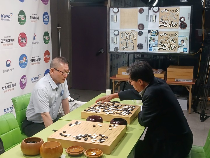 강훈 9단과의 대국에서 승리한 박승문 8단(왼쪽)이 검토실로 돌아와 이기섭 감독과 대국을 복기하고 있다.(사진 MHN 엄민용 선임기자)