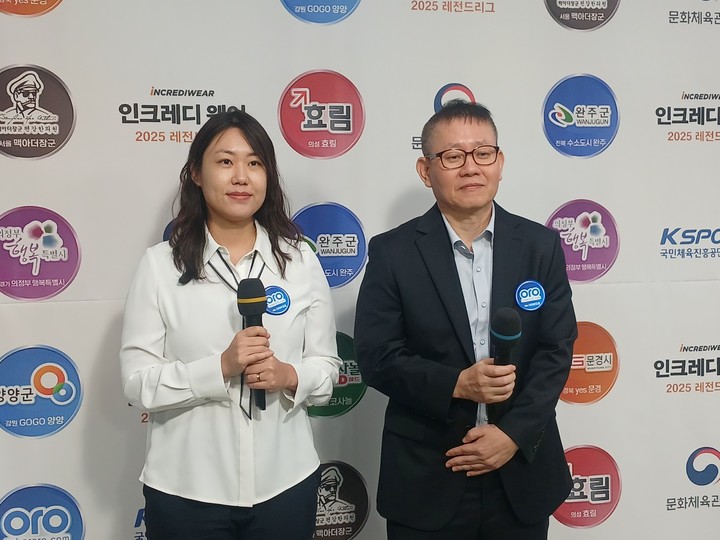 사이버오로의 이민진 8단과 박승문 8단이 승자 인터뷰를 하고 있다.(사진 MHN 엄민용 선임기자) 