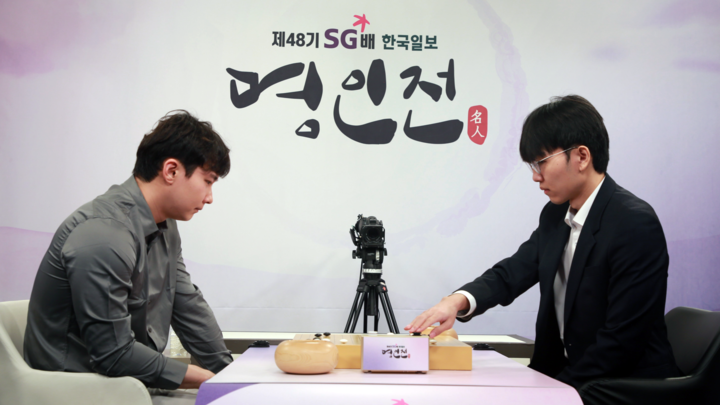 신진서 9단(오른쪽)과 박정환 9단이 일전을 벌이고 있다.(사진 K바둑 제공)