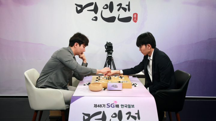 신진서 9단(오른쪽)과 박정환 9단이 대국 후 복기를 하고 있다.(사진 K바둑 제공)