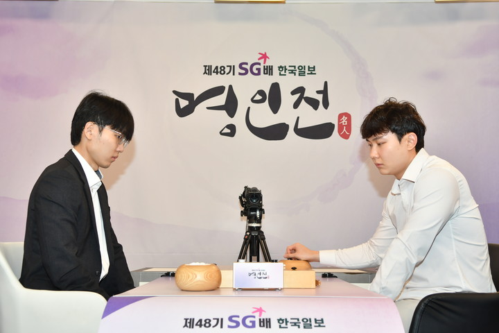 신진서 9단(왼쪽)과 박정환 9단이 대국을 벌이고 있다.(사진 한국기원 제공)