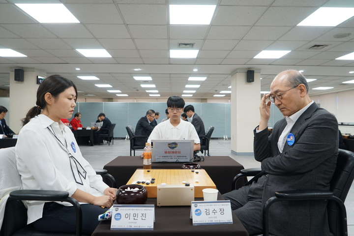 사이버오로의 2장 이민진 8단(왼쪽)이 GOGO 양양의 김수장 9단과 대국하고 있다.(사진 한국기원 제공)