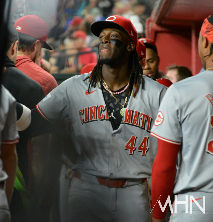 (신시내티 유격수 엘리 데 라 크루즈가 경기 전 더그아웃에서 동료들과 함께 하이 파이브를 하고 있다)