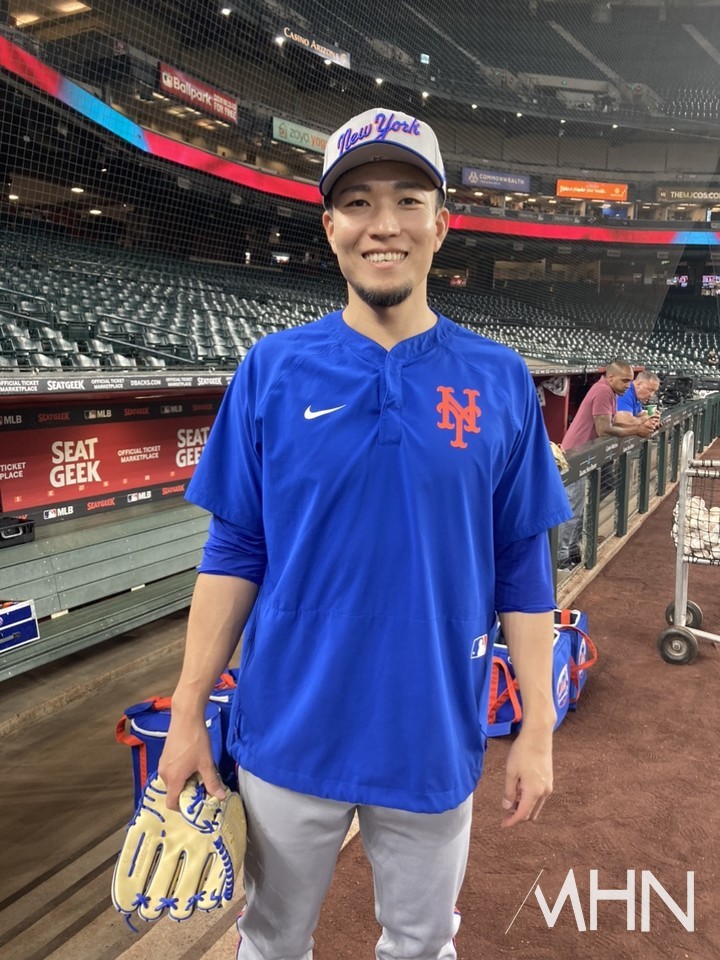 (뉴욕 메츠 일본인 '에이스' 센가 고다이가 MHN과 인터뷰 후 사진촬영을 하고 있다)