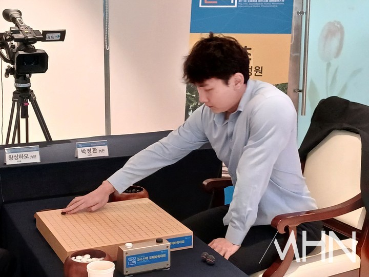 박정환 9단이 첫 수를 두고 있다.(사진=신안에서 MHN 엄민용 선임기자)
