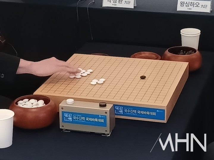 박정환 9단이 돌을 가리고 있다. 박 9단의 흑번이다.(사진=신안에서 MHN 엄민용 선임기자)