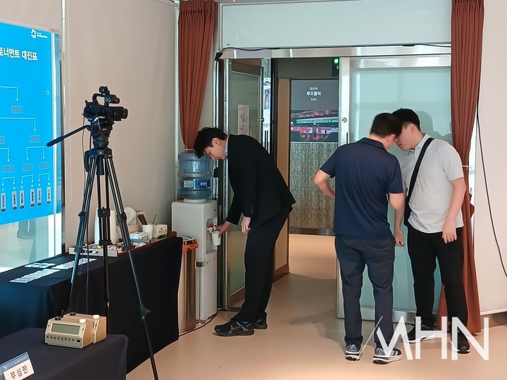 박정환 9단이 정수기에서 물 한 잔을 받아 가고 있다. 중국과 일본 등 차문화가 발달한 나라의 선수들을 위해 대회장에는 따뜻한 물을 제공할 수 있는 정수기가 비치돼 있다.(사진=신안에서 MHN 엄민용 선임기자)