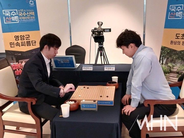 한국 랭킹 2위 박정환 9단(오른쪽)과 중국 랭켕 1위 왕싱하오 9단이 대국하고 있다. 이번 대회 실질적인 결승전으로 꼽히는 승부다.(사진=신안에서 MHN 엄민용 선임기자)