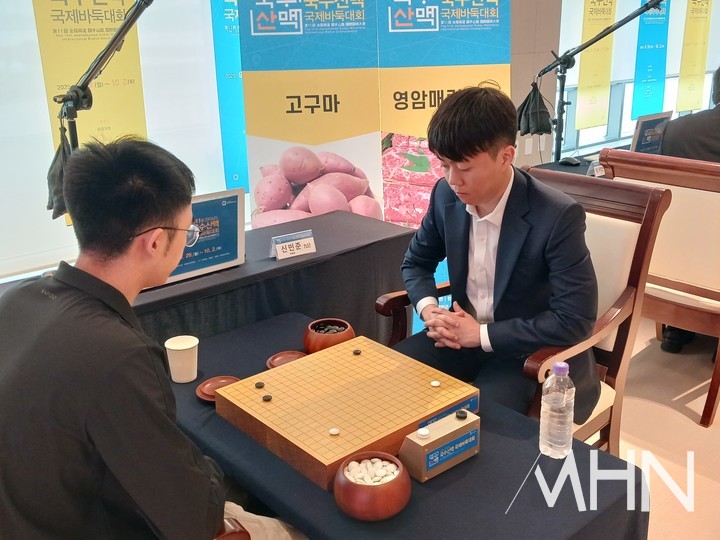 신민준 9단(오른쪽)이 중국 랭틴 4위 리웨이칭 9단과 일전을 벌이고 있다.(사진=신안에서 MHN 엄민용 선임기자)