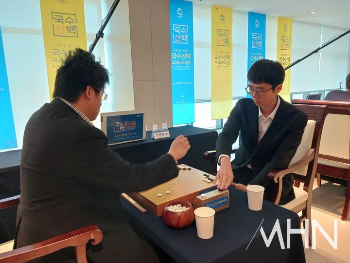 변상일 9단(오른쪽)이 대만의 왕위안쥔 9단과 대국하고 있다.(사진=신안에서 MHN 엄민용 선임기자)