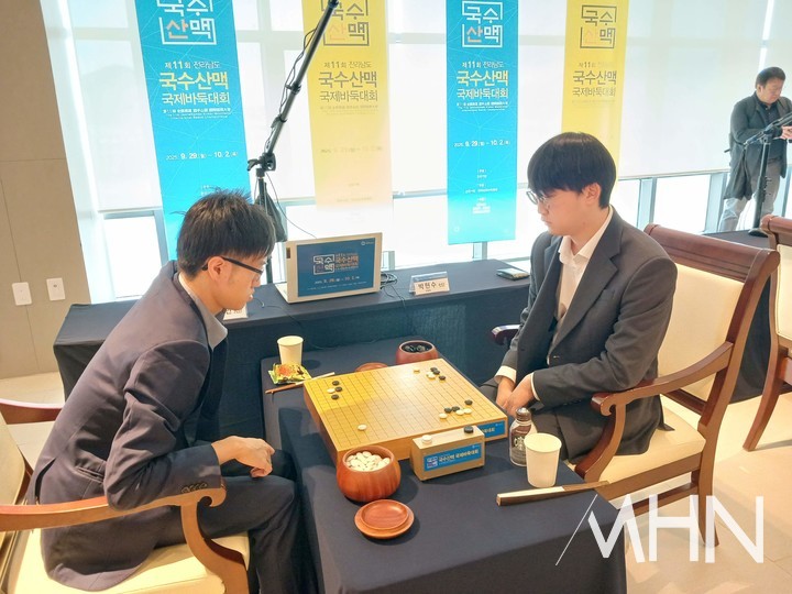 박현수 7단이 쉬자위안 9단(오른쪽)과 일전을 치르고 있다.(사진=신안에서 MHN 엄민용 선임기자)