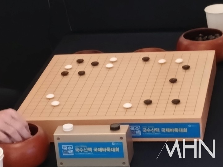 빠르게 진행되고 있는 박정환 9단(흑)과 왕싱하오 9단의 대국. 단 3분 만에 많은 수가 진행됐다.(사진=신안에서 MHN 엄민용 선임기자)