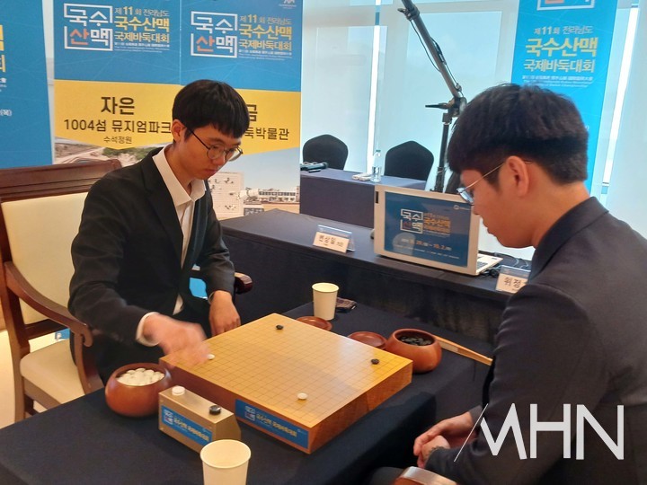 변상일 9단(왼쪽)이 위정치 8단과 일전을 치르고 있다.(사진=신안에서 MHN 엄민용 선임기자)