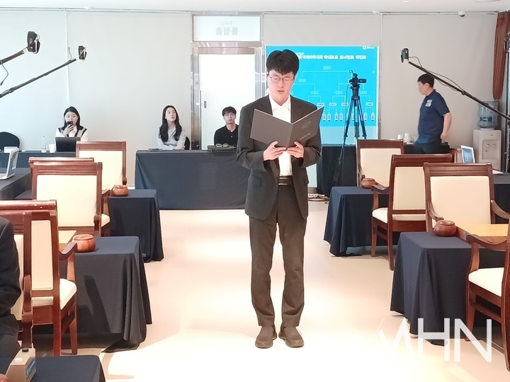 대회 심판을 밭은 김기용 9단이 대국 개시를 알리고 있다.(사진=신안에서 MHN 엄민용 선임기자)