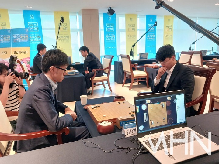 안성준 9단(오른쪽)이 쉬자위안 9단과 대국하고 있다,(사진=신안에서 MHN 엄민용 선임기자)