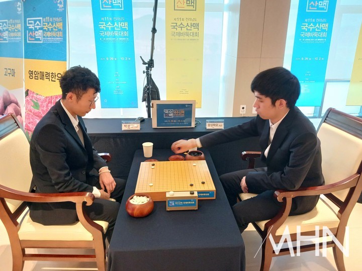 박상진 9단(왼쪽)이 왕싱하오 9단과 승부를 디투고 있다.(사진=신안에서 MHN 엄민용 선임기자)
