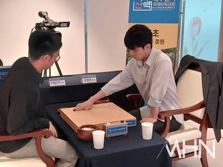 김명훈 9단이 첫수를 두고 있다.(사진=신안에서 MHN 엄민용 선임기자)