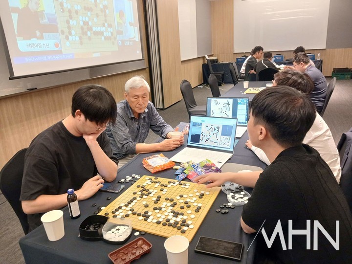 한국선수단 단장을 맡은 조훈현 9단 등이 한국 선수들의 대국을 검토하고 있다.(사진=신안에서 MHN 엄민용 선임기자)
