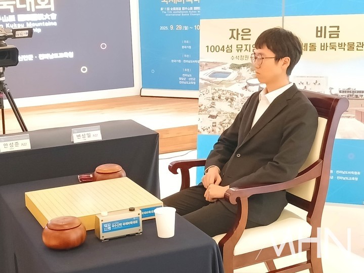 변상일 9단이 먼저 대국장에 도착해 안성준 9단을 기다리고 있다.(사진=신안에서 MHN 엄민용 선임기자)