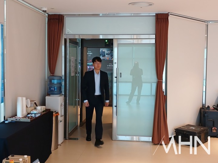 안성준 9단이 대국장에 들어서고 있다.(사진=신안에서 MHN 엄민용 선임기자)