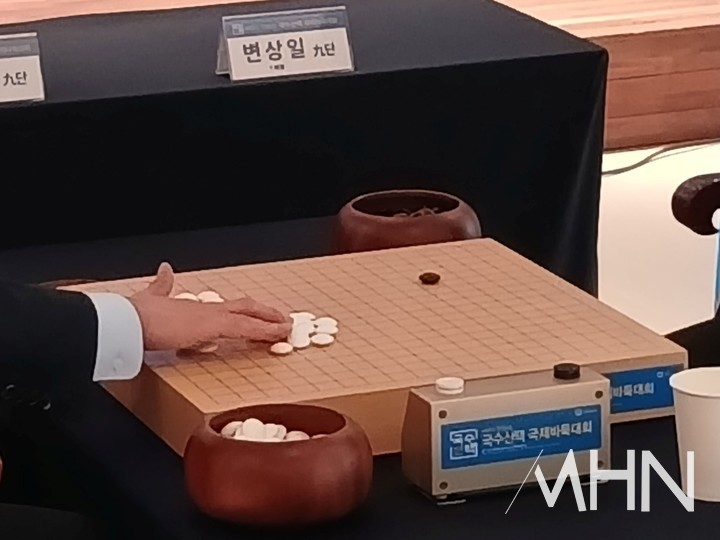 변상일 9단과 안성준 9단이 돌을 가리고 있다. 안성준 9단의 백번이다.(사진=신안에서 MHN 엄민용 선임기자)