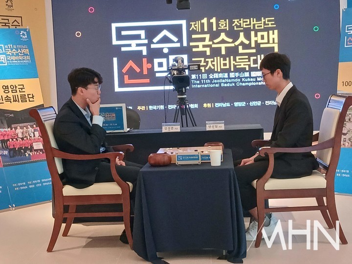 변상일 9단과 안성준 9단이 반상을 마주한 채 깊은 수읽기에 빠져 있다.(사진=신안에서 MHN 엄민용 선임기자)