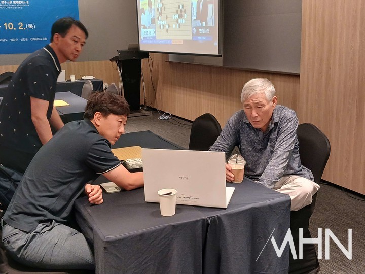 한국선수단의 단장을 맡은 ‘바둑 황제’ 조훈현 9단(오른쪽)과 국가대표팀 코치 최철한 9단이 안성준 9단과 변상일 9단의 대국을 검토하고 있다.(사진=신안에서 MHN 엄민용 선임기자)