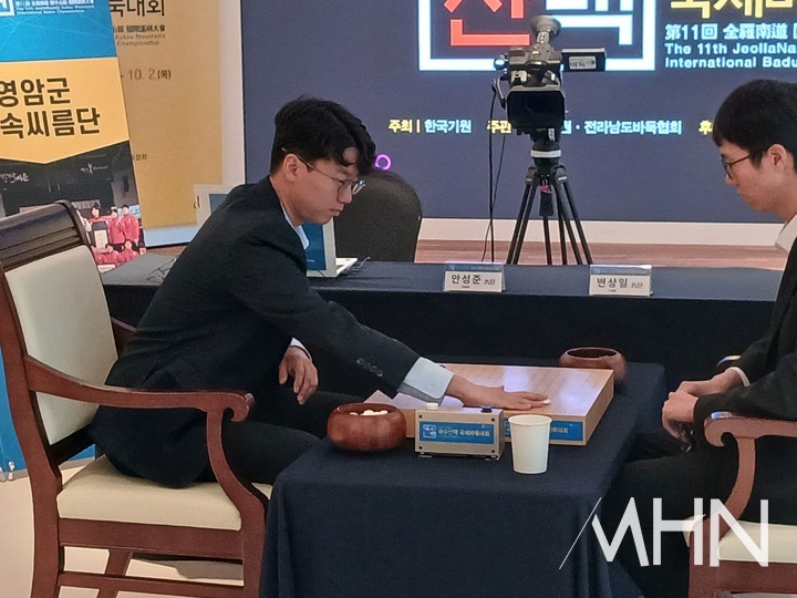 안성준 9단이 첫 수를 두고 있다.(사진=신안에서 MHN 엄민용 선임기자)