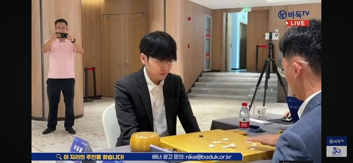 신진서 9단과 판인 8단이 돌을 가리고 있다. 신진서 9단의 백번이다.(사진 바둑TV 캡처)