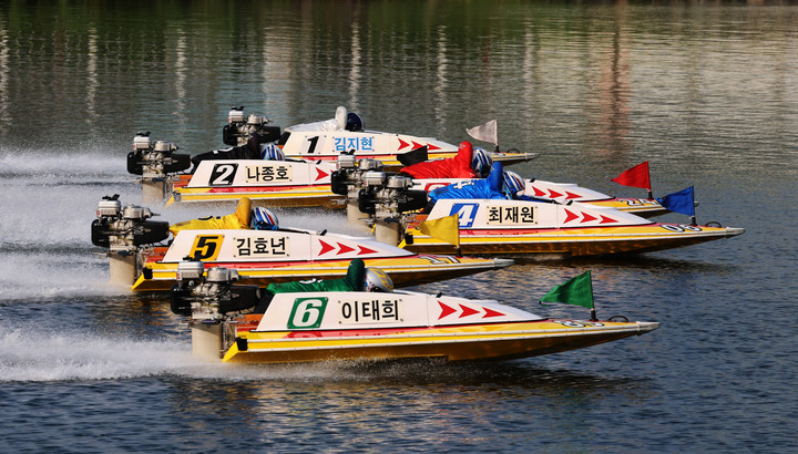 미사리경정장에서 선수들이 플라잉 스타트로 경주를 시작하고 있다.(사진 국민체육진흥공단 제공)